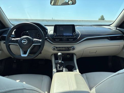 Used 2025 Nissan Altima 2.5 SV FWD image 31