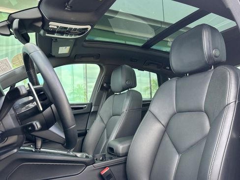 Used 2024 Porsche Macan AWD image 5