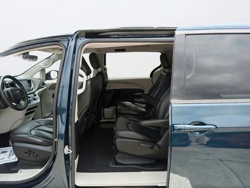 Used 2022 Chrysler Pacifica Touring-L FWD image 32