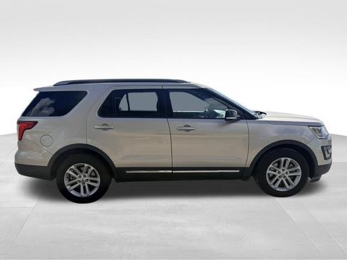 Used 2017 Ford Explorer XLT w/ Equipment Group 202A FWD image 4