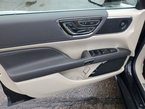 Used 2019 Lincoln Continental Reserve image 10