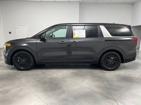 Used 2025 Kia Carnival FWD image 4
