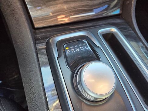 Used 2019 Chrysler 300 Touring w/ Chrome Appearance Package image 26