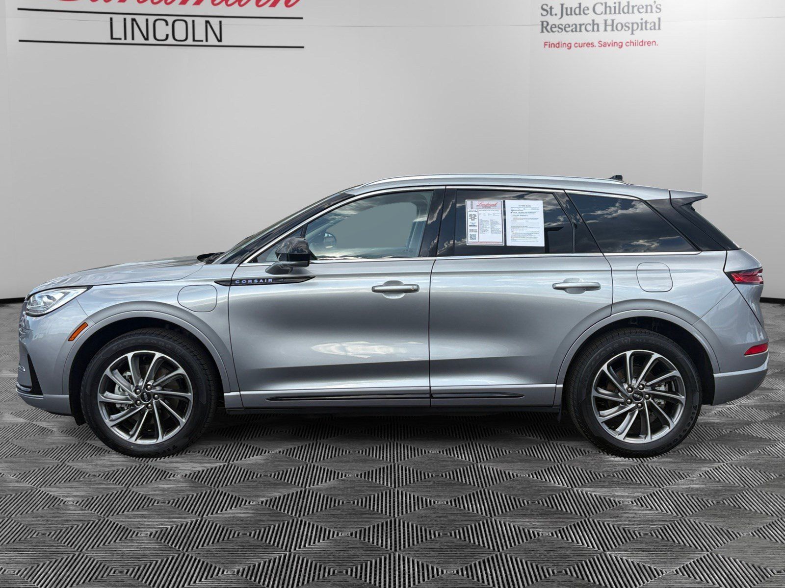 Certified 2024 Lincoln Corsair Grand Touring AWD/4WD image 2