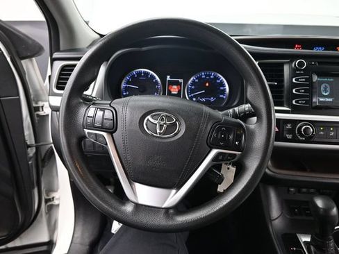 Used 2018 Toyota Highlander LE FWD image 12