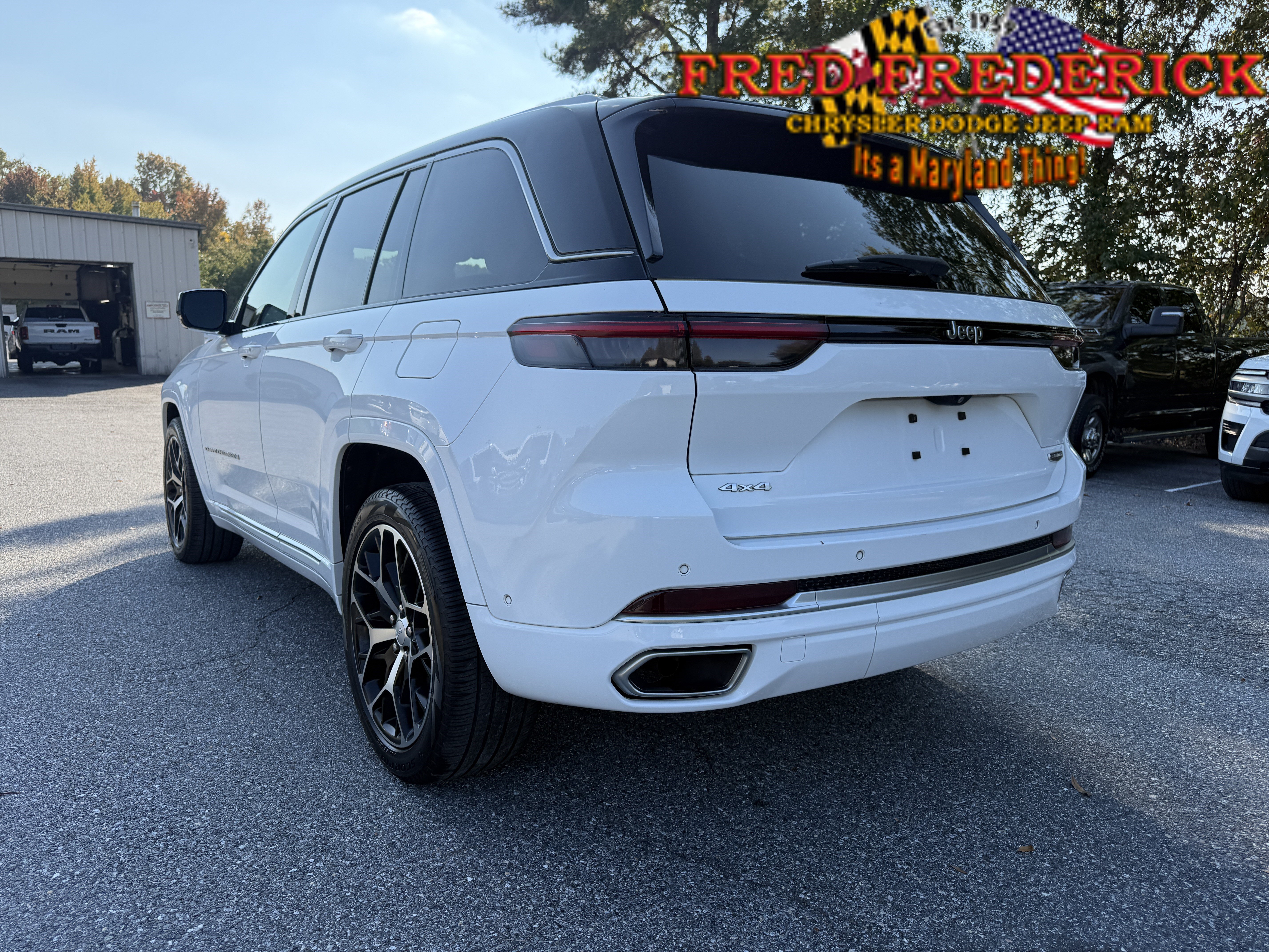 Used 2022 Jeep Grand Cherokee Summit AWD/4WD image 5