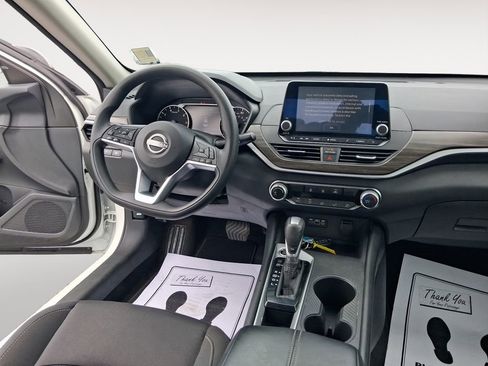Used 2025 Nissan Altima 2.5 SV FWD image 11