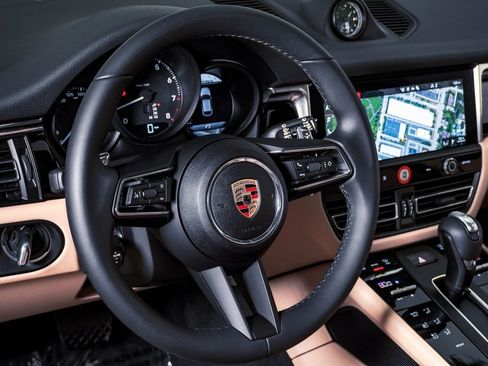 Certified 2025 Porsche Macan image 18