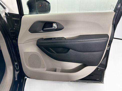 Used 2023 Chrysler Pacifica Touring-L FWD image 31