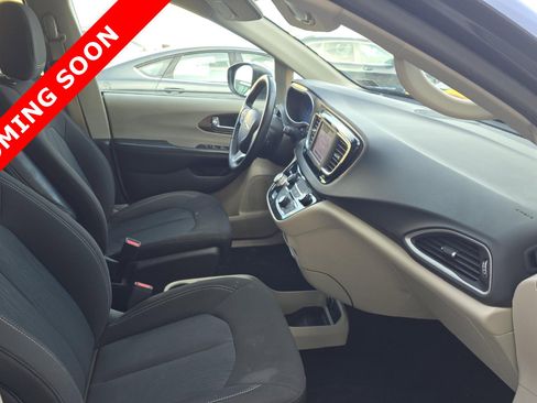 Used 2022 Chrysler Voyager LX image 6