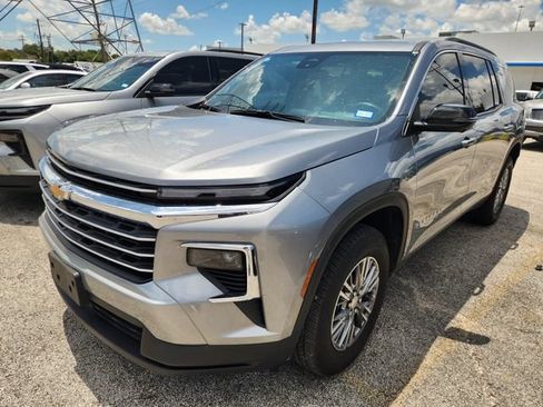 Certified 2025 Chevrolet Traverse LT w/ Driver Confidence Package FWD image 3