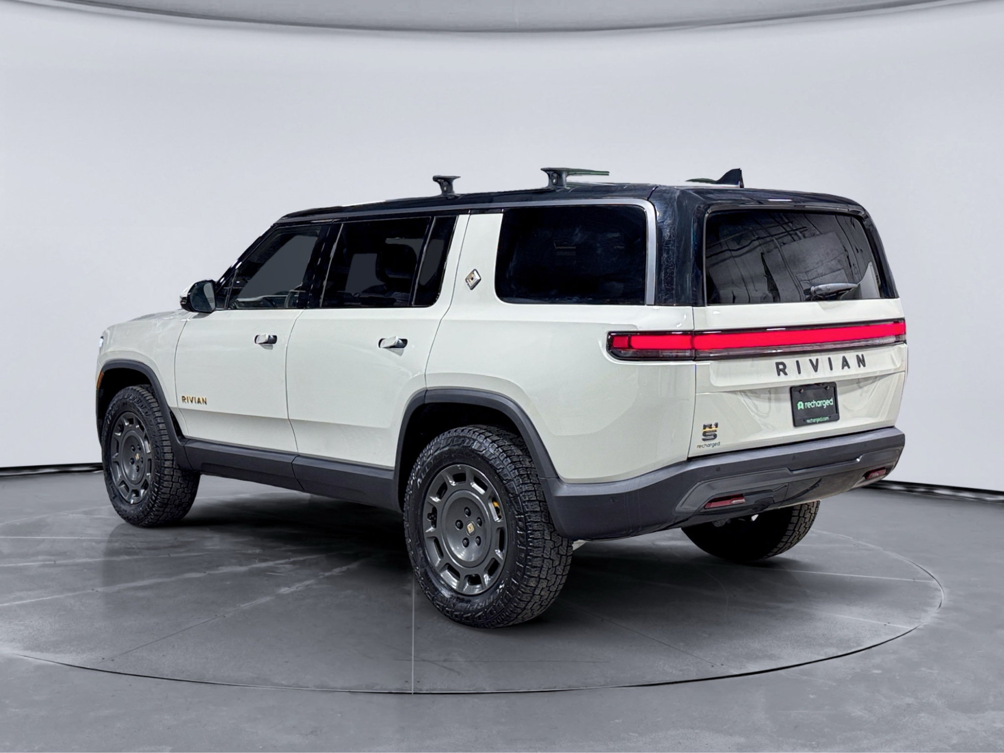 Used 2025 Rivian R1S Premium Dual AWD/4WD image 2