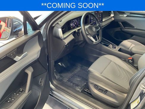 Used 2025 Volkswagen Tiguan SE FWD image 9