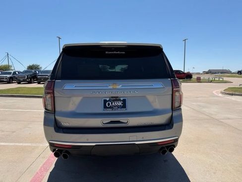 Used 2024 Chevrolet Suburban Premier w/ Premium Package RWD image 5