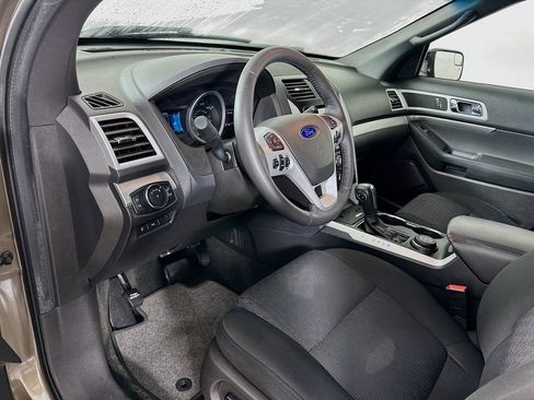 Used 2015 Ford Explorer XLT w/ Equipment Group 201B image 9