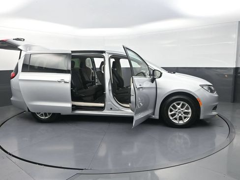 Used 2022 Chrysler Voyager LX FWD image 36