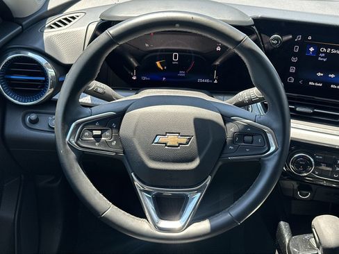Used 2025 Chevrolet Trax LT w/ LT Convenience Package FWD image 19