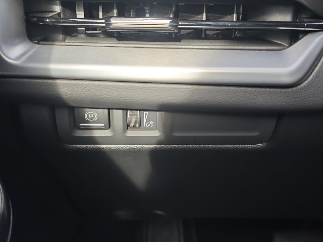 Certified 2024 Cadillac XT4 Luxury w/ Cold Weather Package AWD/4WD image 26