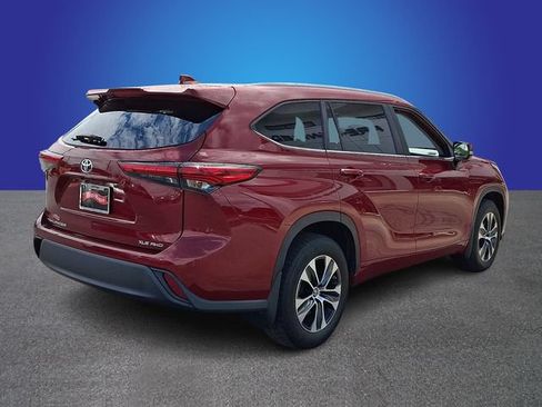 Used 2023 Toyota Highlander XLE AWD/4WD image 4