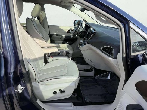 Used 2017 Chrysler Pacifica Limited w/ Tire & Wheel Group image 13