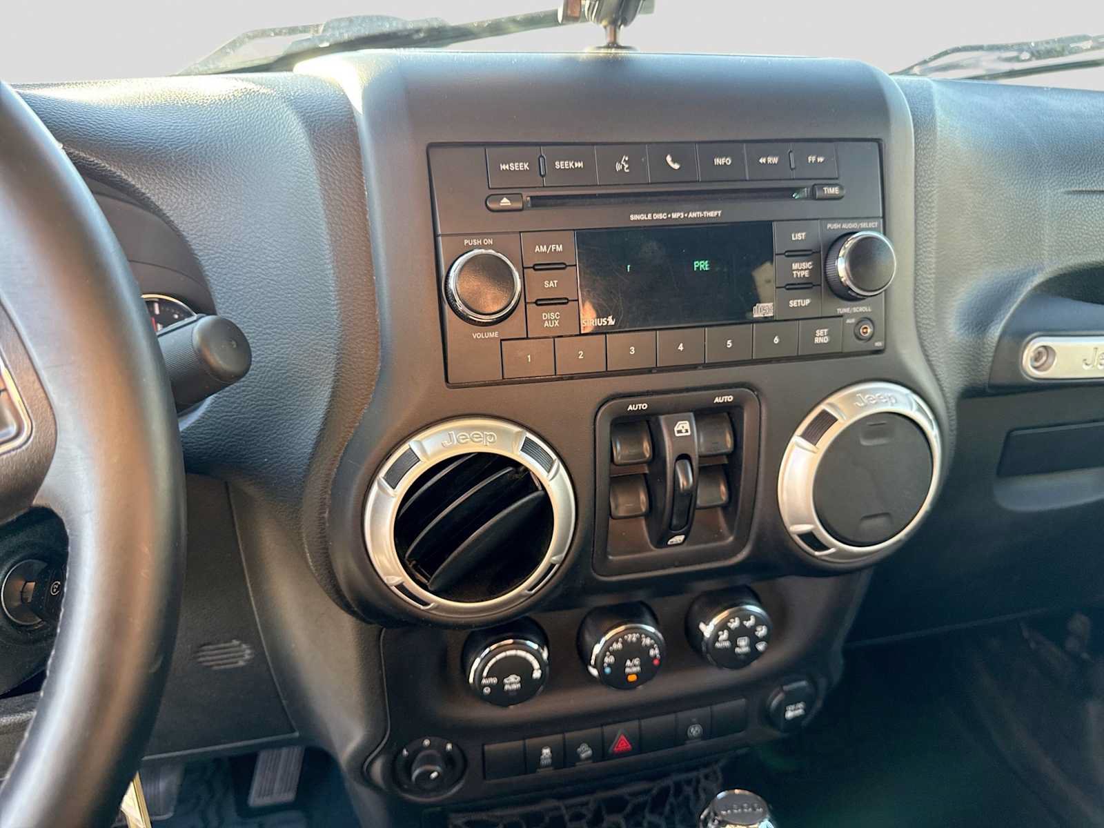 Used 2018 Jeep Wrangler Unlimited Sahara w/ Connectivity Group AWD/4WD image 27
