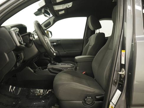 Used 2018 Toyota Tacoma TRD Sport w/ Exterior Package AWD/4WD image 19