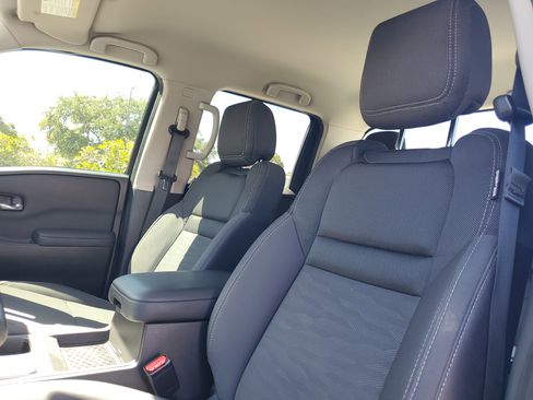 Used 2022 Nissan Frontier SV w/ Technology Package image 18