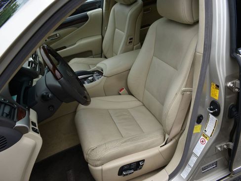 Used 2014 Lexus LS 460 AWD w/ Comfort Package image 21