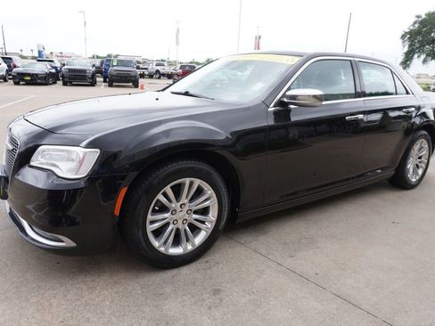Used 2016 Chrysler 300 C RWD image 3
