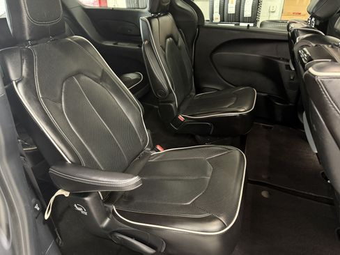 Used 2018 Chrysler Pacifica Limited w/ Advanced Safetytec Group FWD image 30