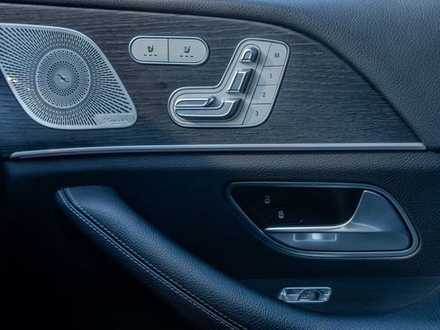 Used 2025 Mercedes-Benz GLS 450 4MATIC w/ AMG Line Exterior image 15