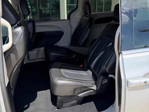 Used 2024 Chrysler Pacifica Touring-L FWD image 11