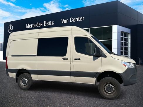 Used 2024 Mercedes-Benz Sprinter 2500 image 2