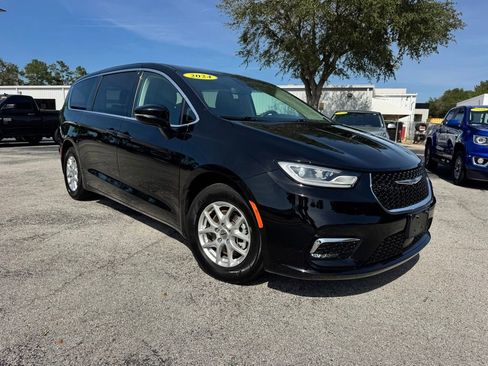 Used 2024 Chrysler Pacifica Touring-L FWD image 11