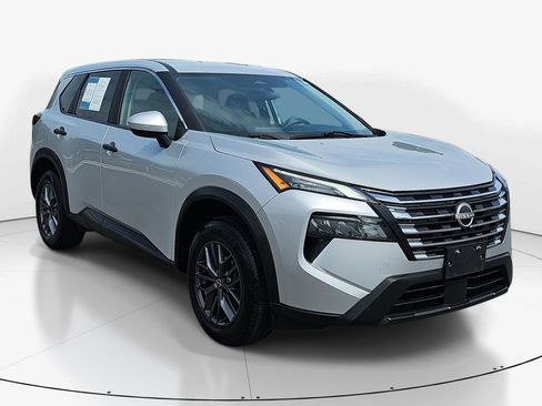 Used 2024 Nissan Rogue S FWD image 3