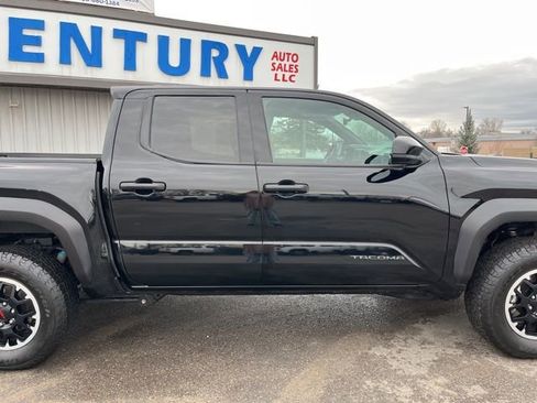 Used 2025 Toyota Tacoma TRD Off-Road AWD/4WD image 13