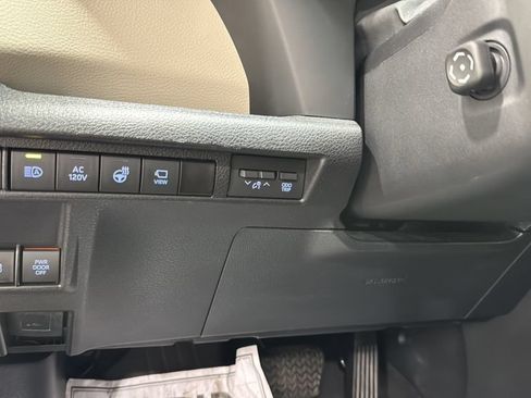 Used 2023 Toyota Sienna Limited AWD/4WD image 36