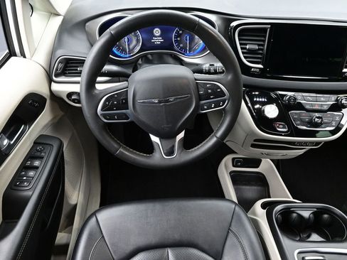 Used 2024 Chrysler Pacifica Touring-L image 15