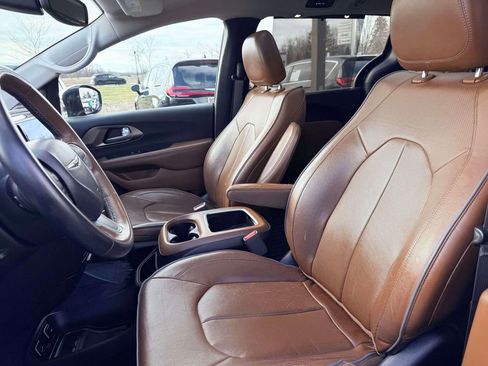 Used 2017 Chrysler Pacifica Limited image 16