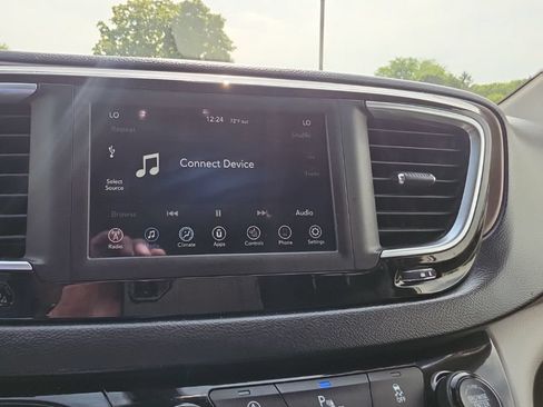 Used 2019 Chrysler Pacifica Touring-L FWD image 15