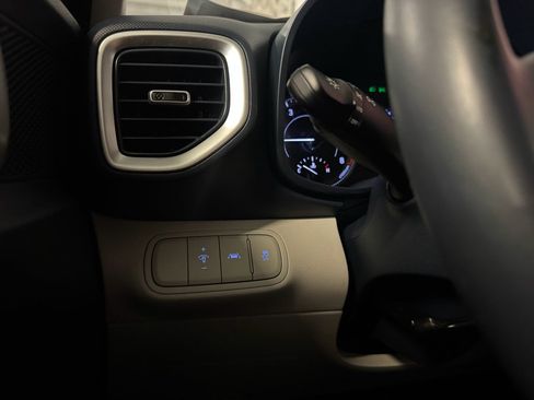 Used 2020 Hyundai Venue FWD image 16