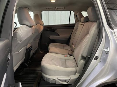 Used 2023 Toyota Highlander LE AWD/4WD image 11