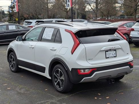 Used 2023 Kia Niro EX image 3