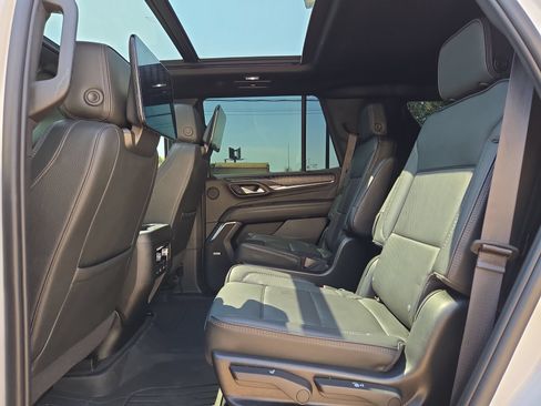 Used 2023 GMC Yukon Denali w/ Advanced Technology Package AWD/4WD image 13