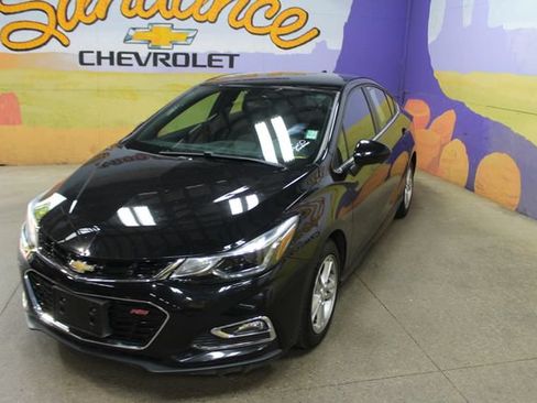 Used 2017 Chevrolet Cruze LT w/ LT Convenience Package FWD image 4