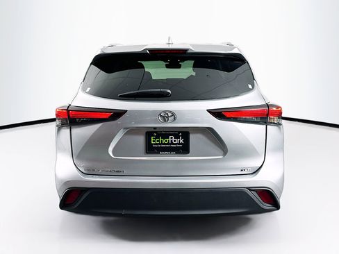 Used 2024 Toyota Highlander XLE FWD image 7