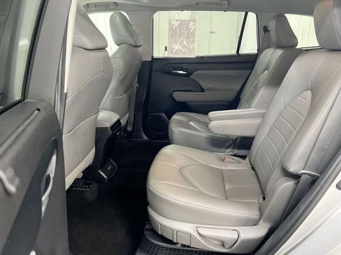 Used 2023 Toyota Highlander XLE FWD image 24