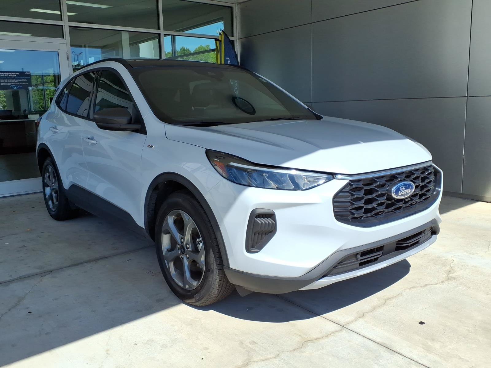 Used 2025 Ford Escape ST-Line w/ Tech Pack #1 FWD image 1