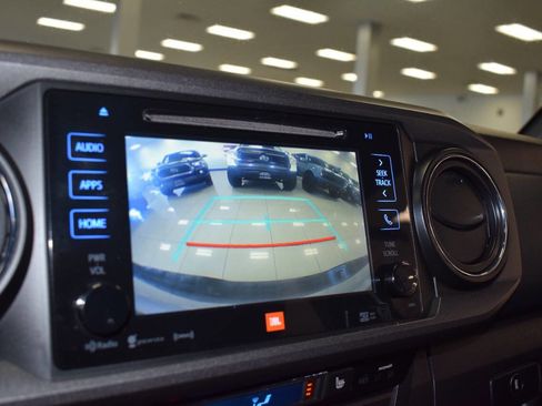 Used 2017 Toyota Tacoma TRD Off-Road image 40