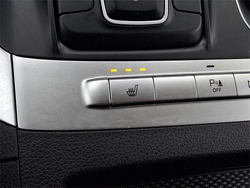 Used 2023 Kia Carnival LX image 22